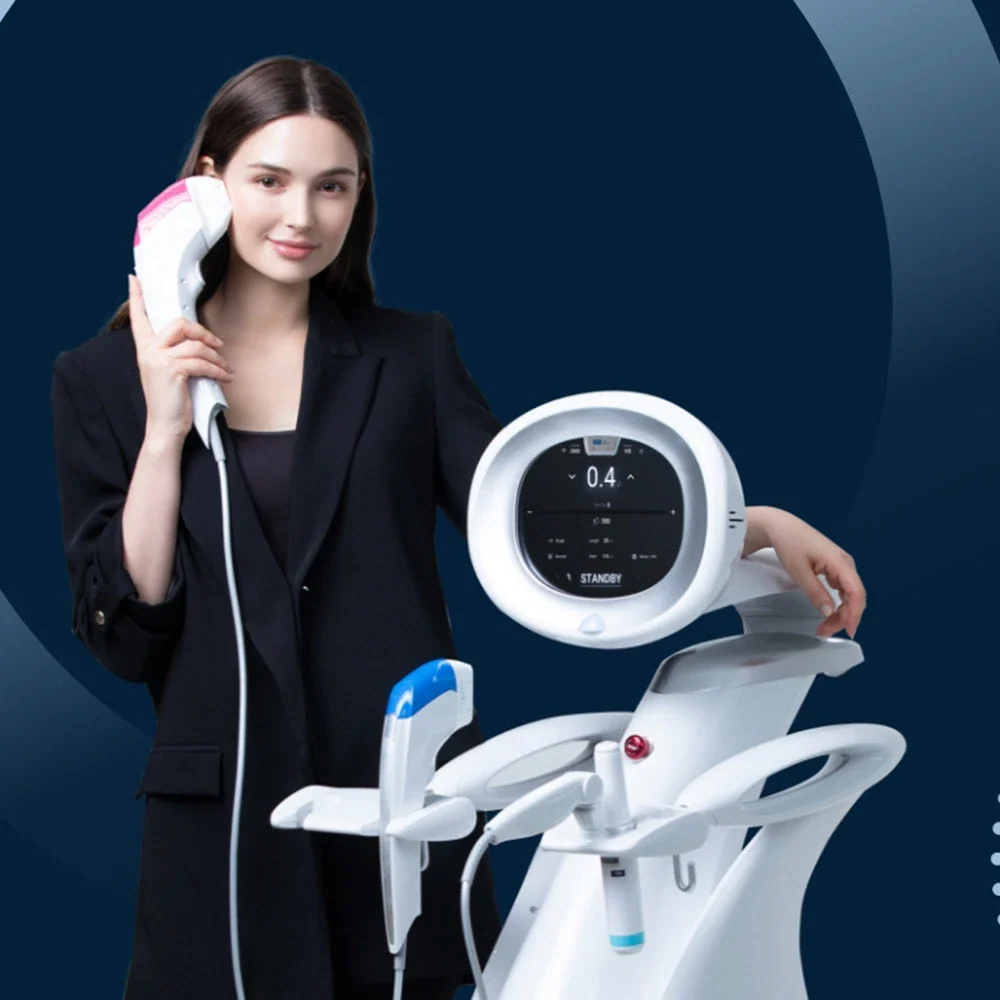 Aesthetician using a device for a HIFU face treatment
